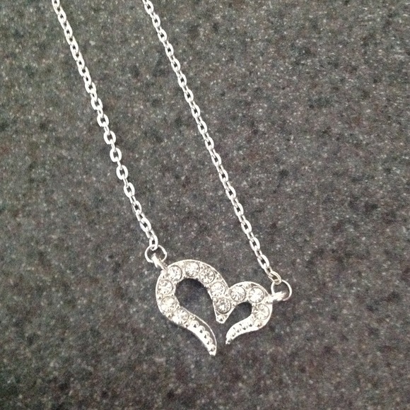 Silver heart w stones necklace