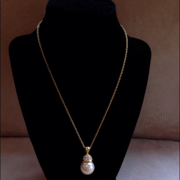 Rhinestone, Pear & gold necklace on rope chain.