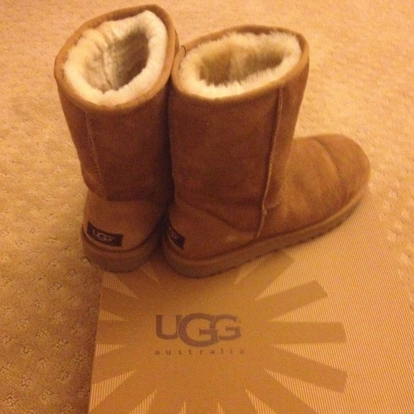 Short classic tan UGG BOOTS Size 9