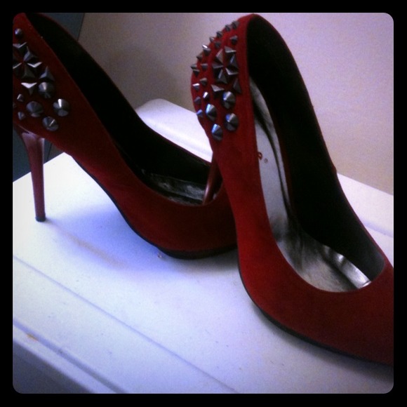 Size 9 w/ spiked back. Faux suede platform sole.