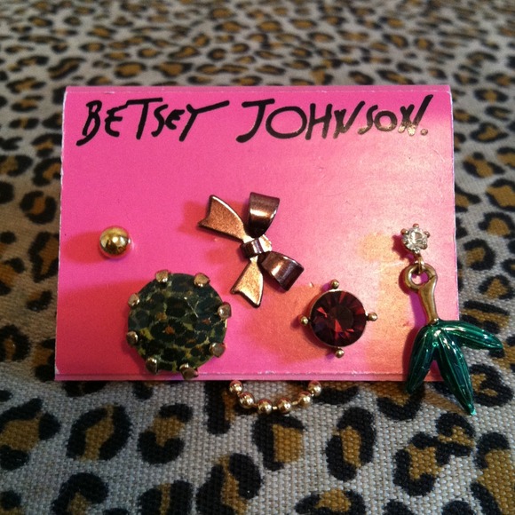 For @marinaquinonez Betsy Johnson earrings