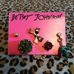 For @marinaquinonez Betsy Johnson earrings