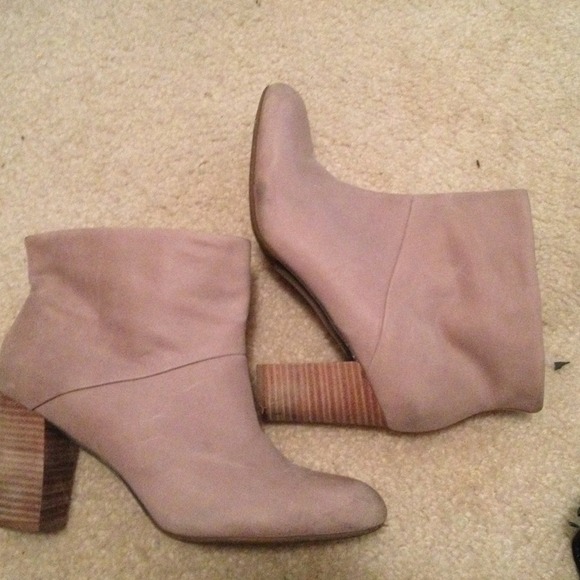 DECIDED TO KEEP... Banana Republic leather booties - Picture 2 of 4