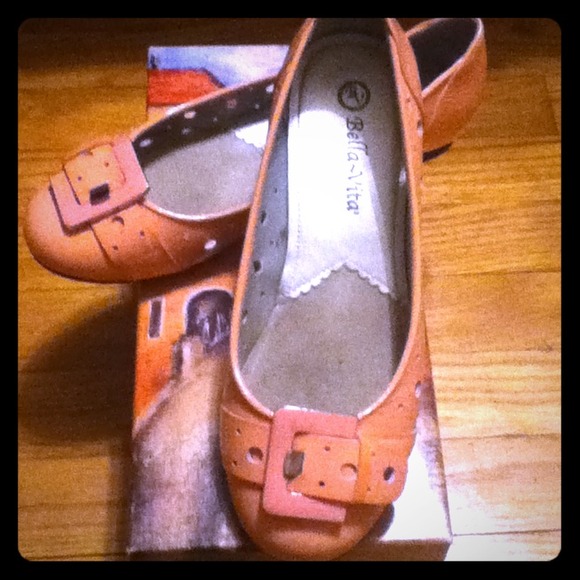 Fun, retro bubble gum pink patent flats. Size 7W