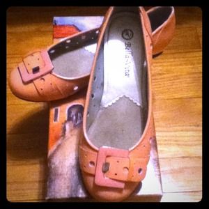 Fun, retro bubble gum pink patent flats. Size 7W