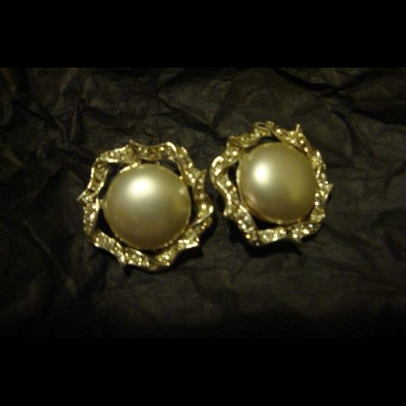 Button pearl and rhinestone clip vintage earrings
