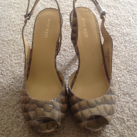 Nine West Olive Croc Print Pump