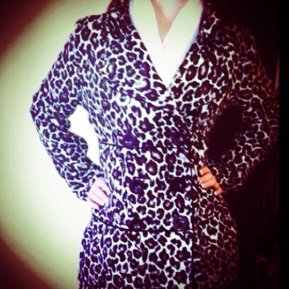 π―CLASSY,SEXY,& CHIC LEOPARD PEACOAT!π― - Picture 2 of 4