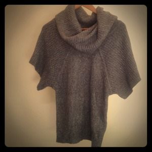 Short sleeve grey collared sweater