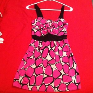 Black pink & off-white tank.