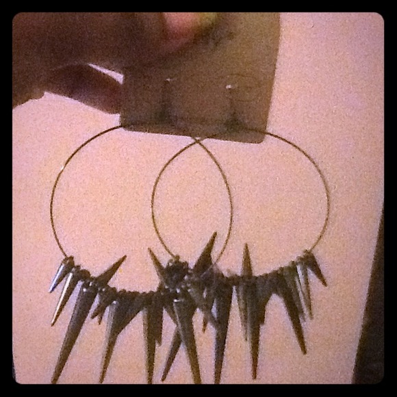 ✋🔴 SOLD Spike hoop earrings