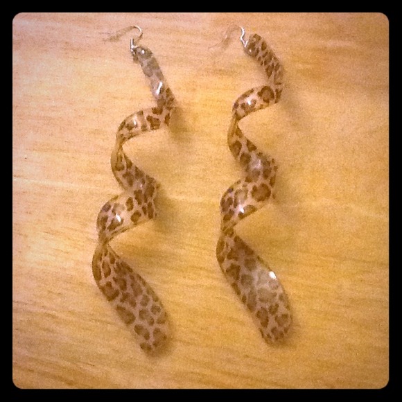 ✋🔴SOLD ✳New✳ Leopard Print Twisty Earrings