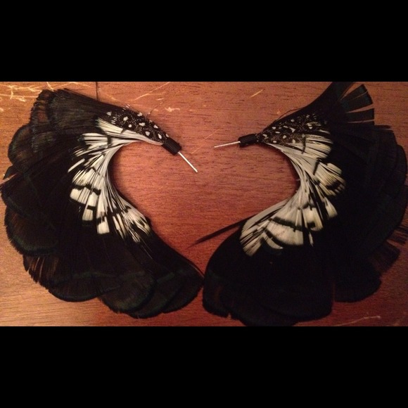 Feather ombré feather hoop earrings - Picture 2 of 3