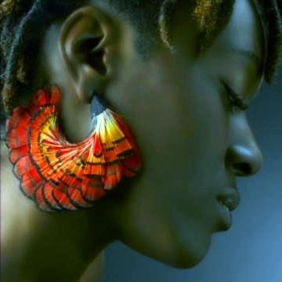 Feather ombré feather hoop earrings - Picture 3 of 3