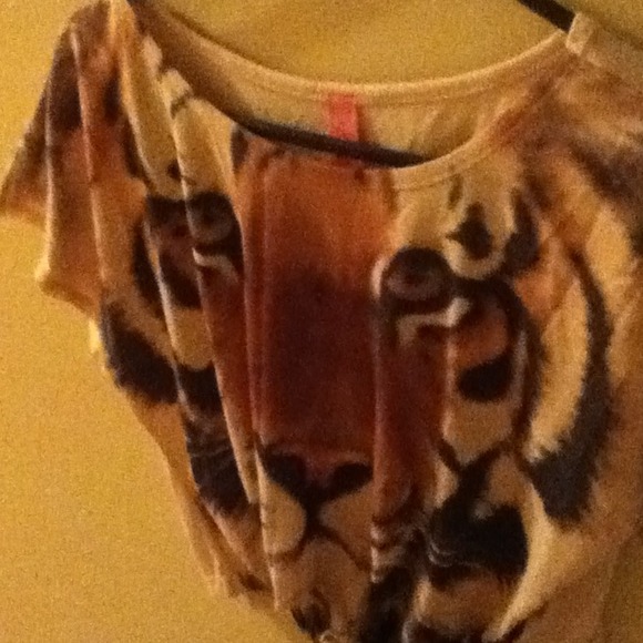Tiger printed crop top with tie in front. - Picture 2 of 3