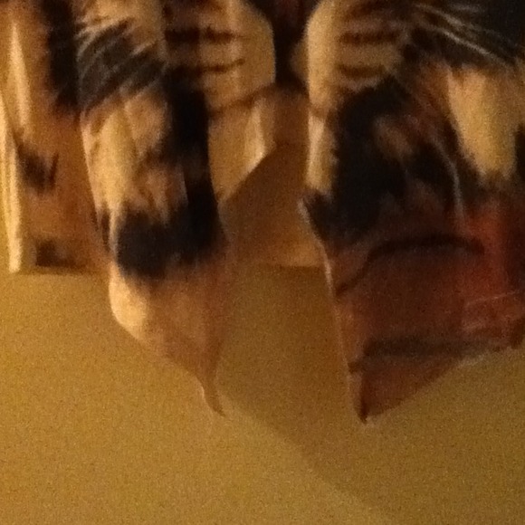 Tiger printed crop top with tie in front. - Picture 3 of 3