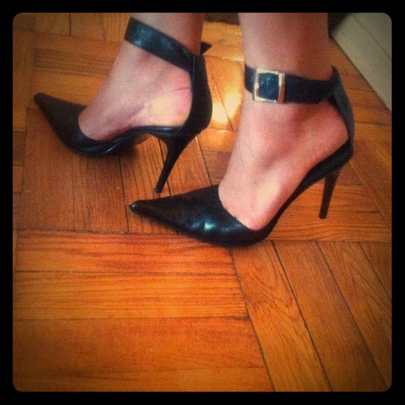 ❤SOLD❤Black power hills! (worn once inside!)