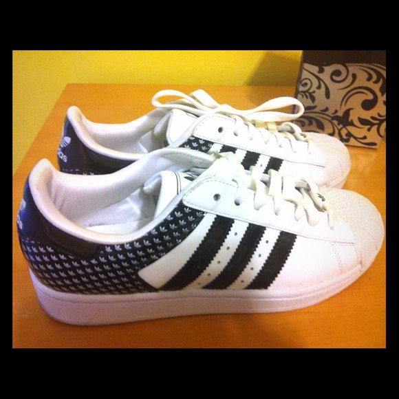 BLK&WHT ADIDAS CLASSIC • SiZE 7.5