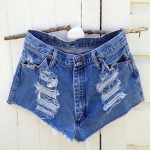 Slashed Wrangler denim shorts size medium