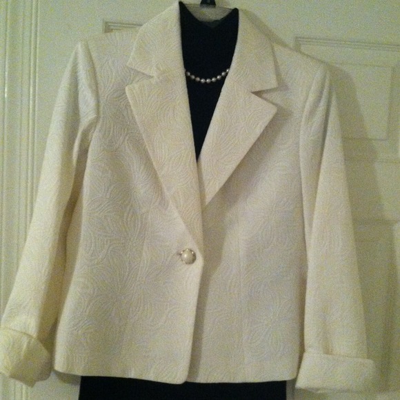 Jacket. Ivory one button. Lined. Cotton/polyester.
