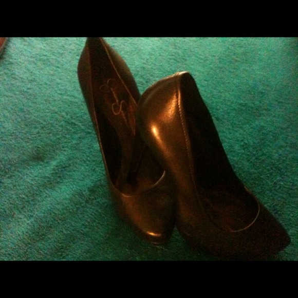 Size 10 leather pumps