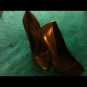 Size 10 leather pumps