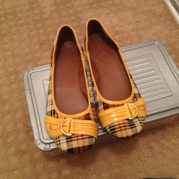 Cute plaid yellow buckle flat 🚩🚩for @deedee8🚩🚩