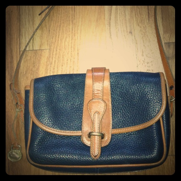 ✂Reduced Vintage Dooney & Bourke cross body.