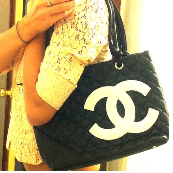 ✨Chanel black & white purse!✨👜