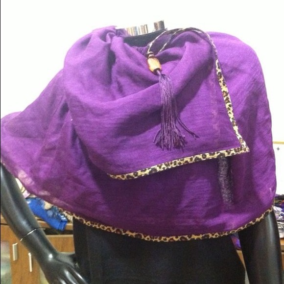 Scarf with animal print border & tassel!