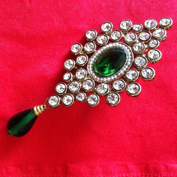 Green & crystal diamanté brooch.