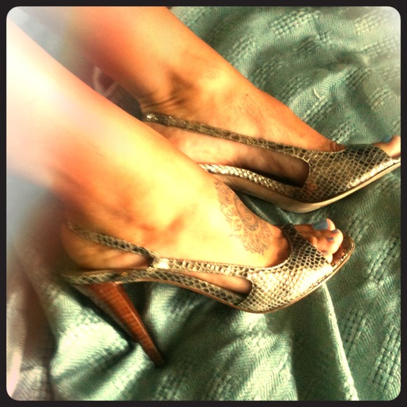 Sexy Enzo Angiolini gold snake skin pumps!