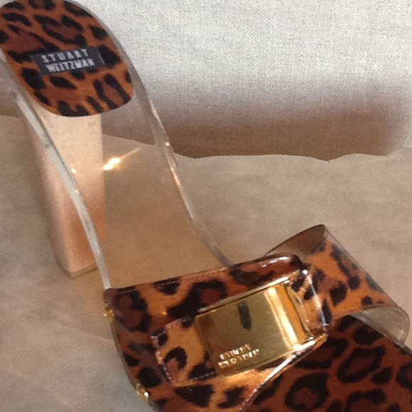 STUART WEITZMAN acrylic & wooden platform pump. - Picture 2 of 4