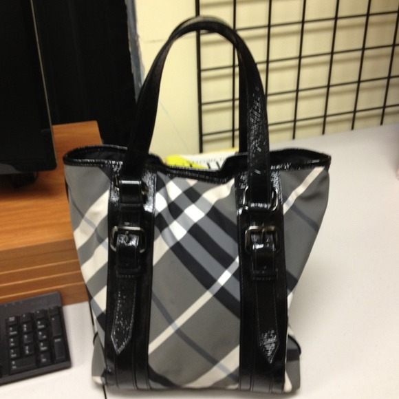 Authentic Burberry Purse!  Love love love it!
