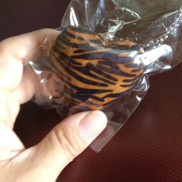 ❌sold❌❤❤NWT tiger heart pendent long necklace❤❤
