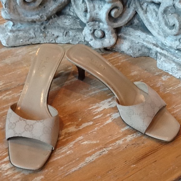 GUCCI "G" Embossed 2" Pump