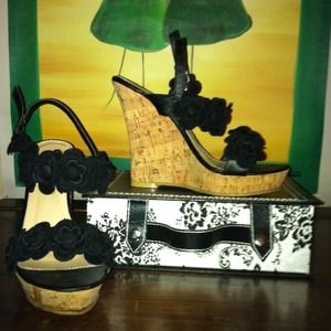 CUTE BLACK WEDGES SIZE 6 can fit 5.5