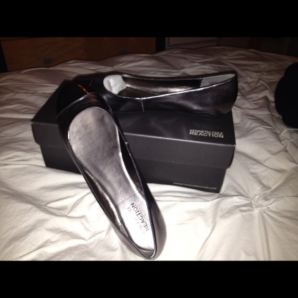 🌟🌟SOLD🌟🌟NIB Kenneth Cole Pewter flats. Size 8