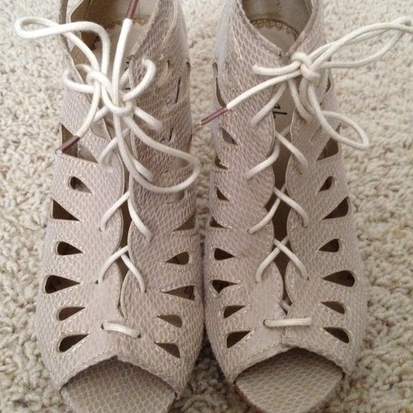 ❌SOLD❌WETSEAL Cut Out Heels