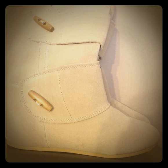 💗 Beige Suade Boots 💗