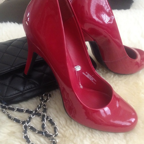 💋 REDUCED!! New red patent leather heels!