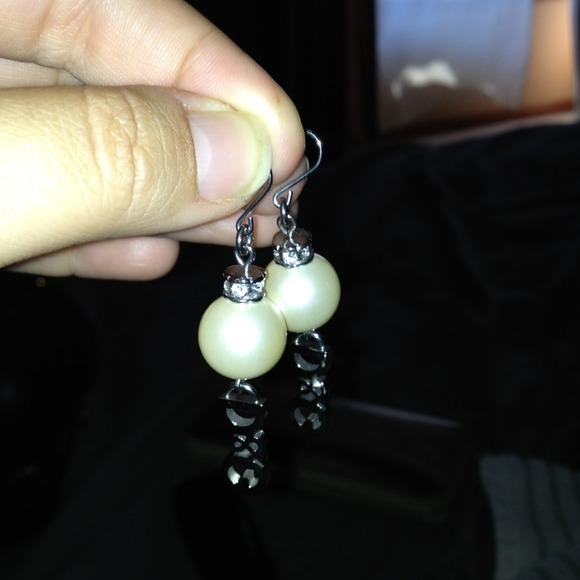 🎉❤SOLD SOLD Dolce & Gabbana Earrings - Picture 2 of 4