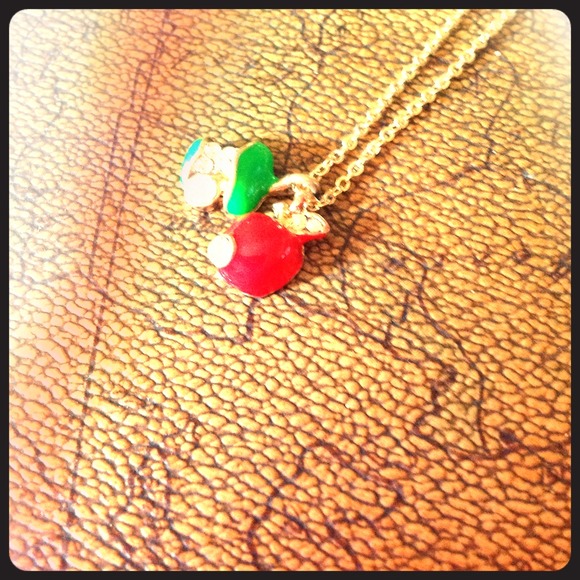 Green and red apple rhinestone necklace. ¡Reduced! - Picture 1 of 2