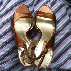 Super cute leather bronze slingbacks