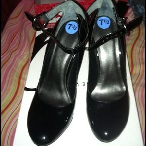 Nine West Blk Patent Ankle Strap Heels