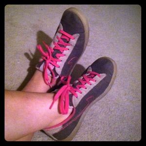 ✨REDUCED✨ Nike canvas sneakers, pink laces