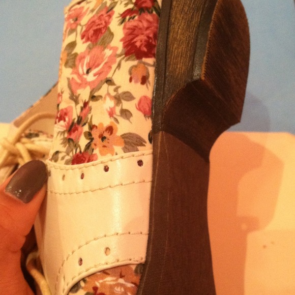 Floral Tie-Up Flats ! - Picture 2 of 4