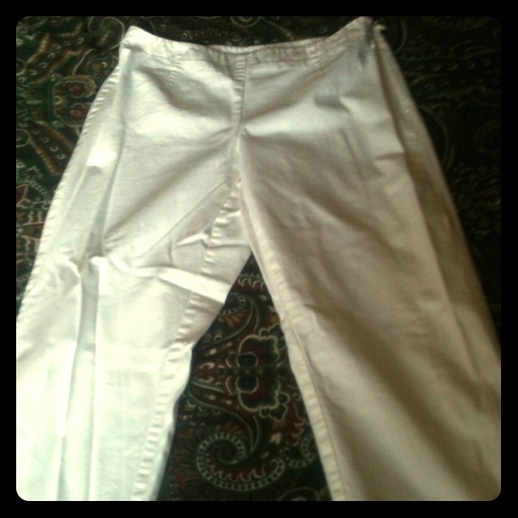 White Liz Claiborne capris size 6