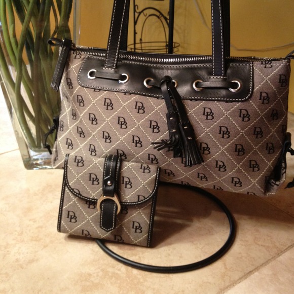 Dooney & bourke Set vs pink bag and coach bag