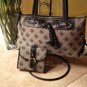 Dooney & bourke Set vs pink bag and coach bag